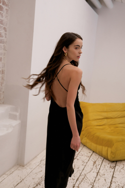 Соблазнительная сорочка, шелковая сорочка, ночная сорочка, женская сорочка, сорочка на бретельках, короткая сорочка, легкая сорочка, стильная сорочка, сорочка для сна, комфортная сорочка, мягкая сорочка, сорочка из шелка, сорочка для дома, сорочка для отдыха, изящная сорочка, шелковый комплект, домашняя сорочка, сорочка на тонких бретелях, модная сорочка, сорочка для комфорта, домашняя сорочка, домашнее платье, женское платье, бельевой стиль, пижамный стиль, шелковое платье, легкое платье, струящееся платье, комфортное платье, стильное платье, платье для дома, соблазнительное платье, мягкое платье, платье для отдыха, платье на бретельках, вечернее платье, изящное платье, платье на лето, платье из шелка, модное платье, платье для сна, платье на тонких бретелях, женская домашняя одежда, соблазнительная домашняя одежда, домашняя одежда из шелка, черная сорочка, черное домашнее платье, черное платье, черное платье на бретельках.