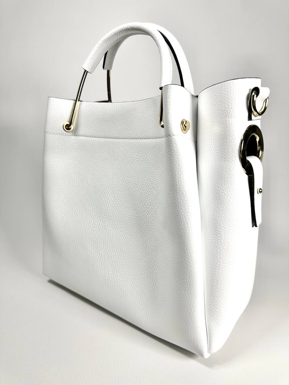 Женская белая сумка из натуральной кожи с металлическими ручками