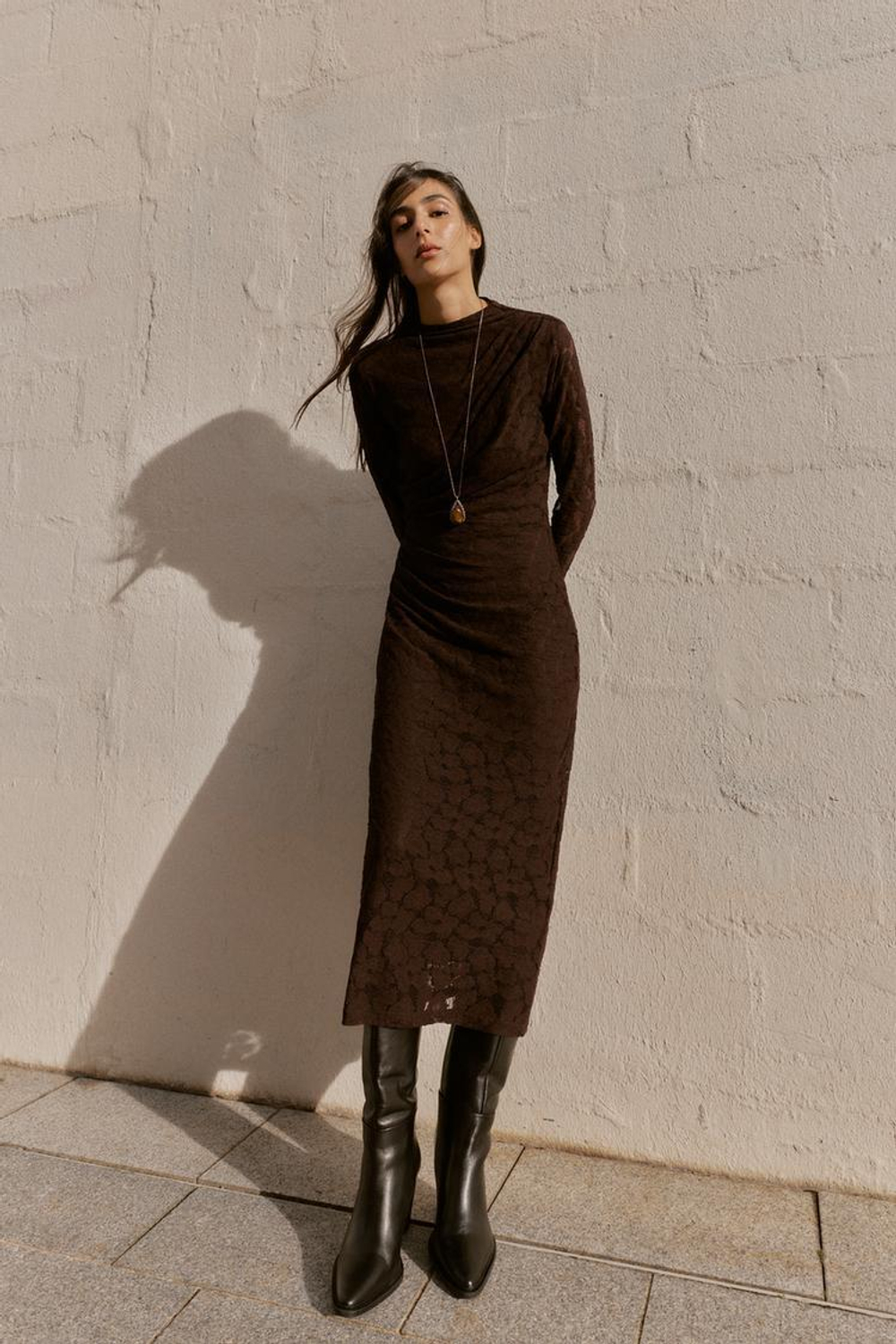 ZARA ПЛАТЬЕ МИДИ С ПЕРФОРАЦИЕЙ И ДРАПИРОВКОЙ, КОРИЧНЕВЫЙ