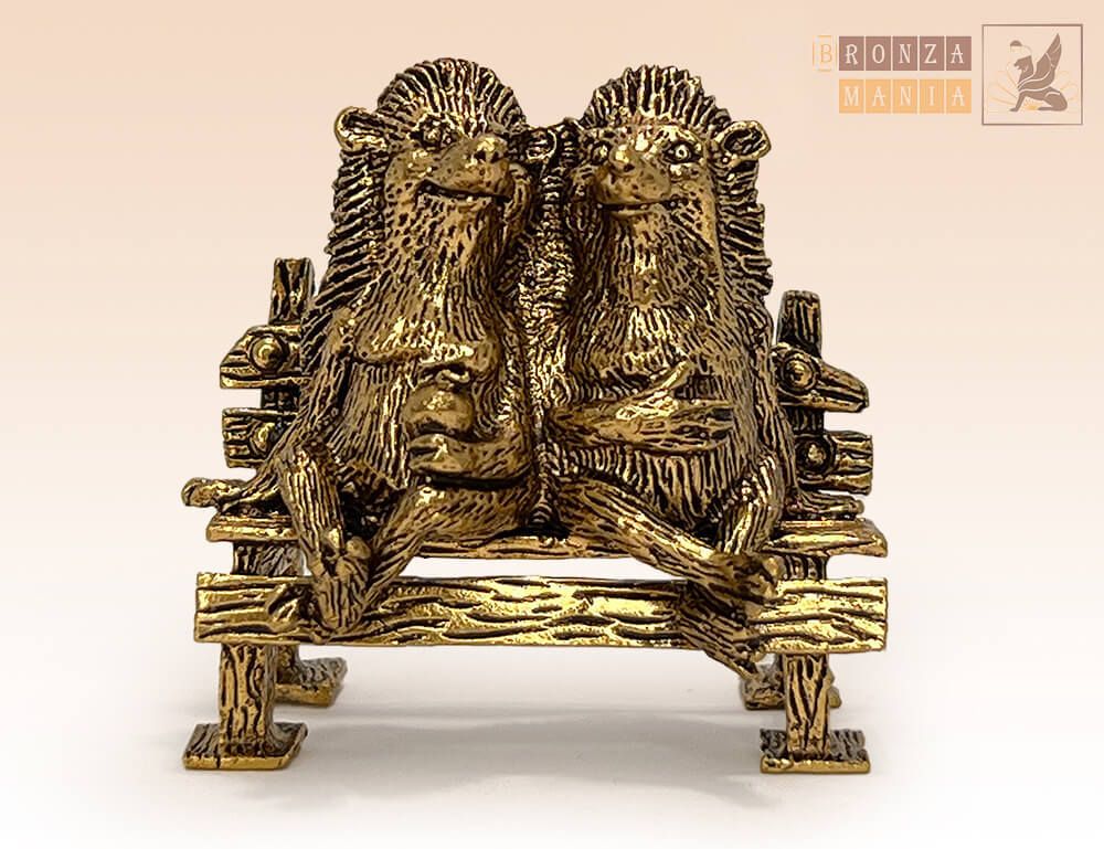 фигурка Ежи на лавке