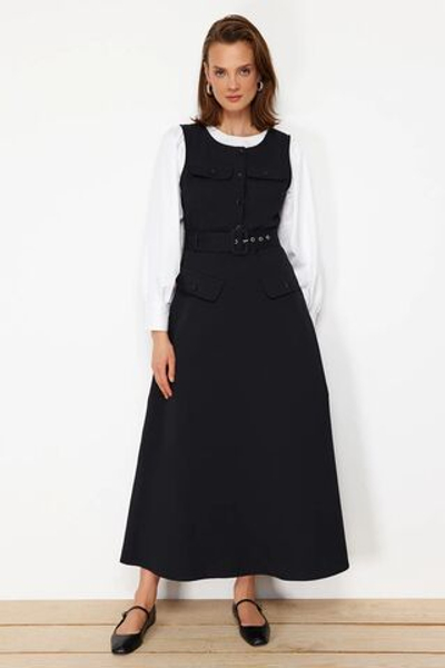 Черное габардиновое платье-жилет без рукавов с поясом TCTSS24EB00161