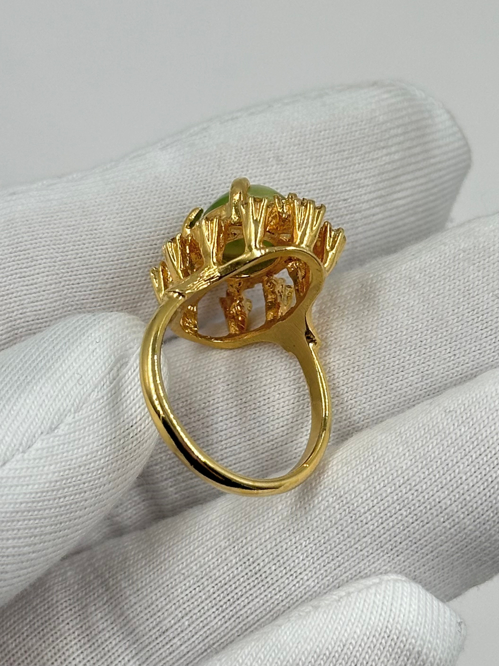 Кольцо с зелёным кабошоном