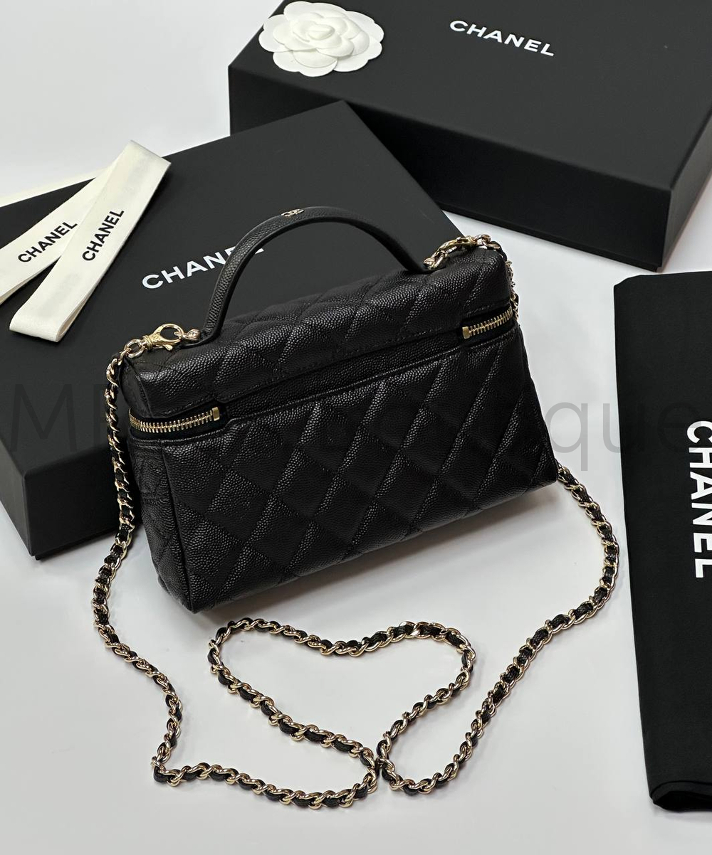 Черная сумка Chanel прямоугольная с золотой фурнитурой