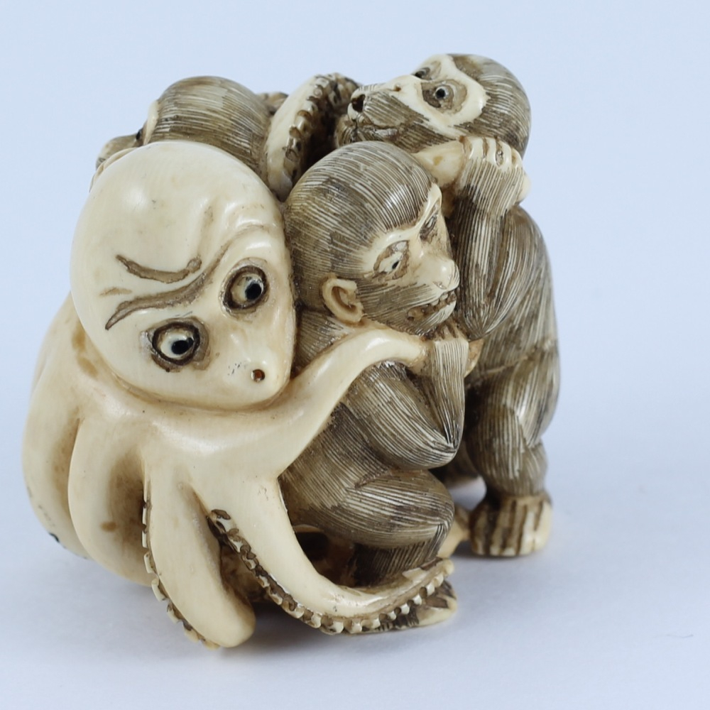 Нэцкэ Осьминог с тремя обезьянами (мамонт)