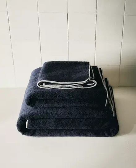 ZARA HOME БАННОЕ ПОЛОТЕНЦЕ ИЗ ХЛОПКА С ОТДЕЛКОЙ ОВЕРЛОКОМ, СИНИЙ