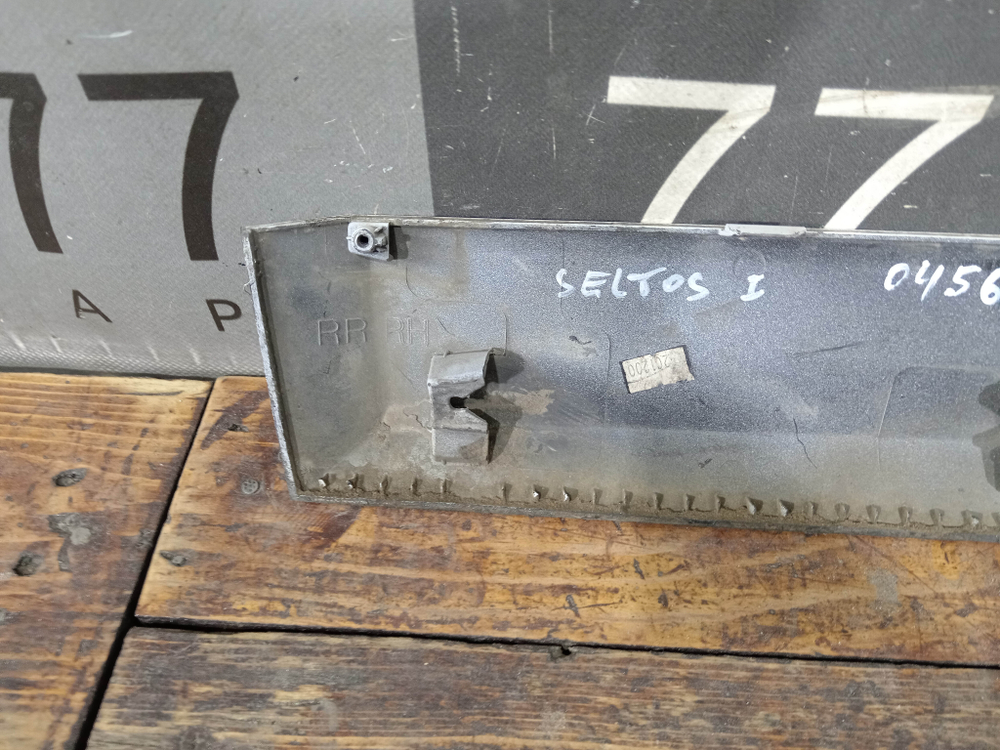 Накладка двери задней правой Kia Seltos 19-нв Б/У Оригинал 87736Q5010