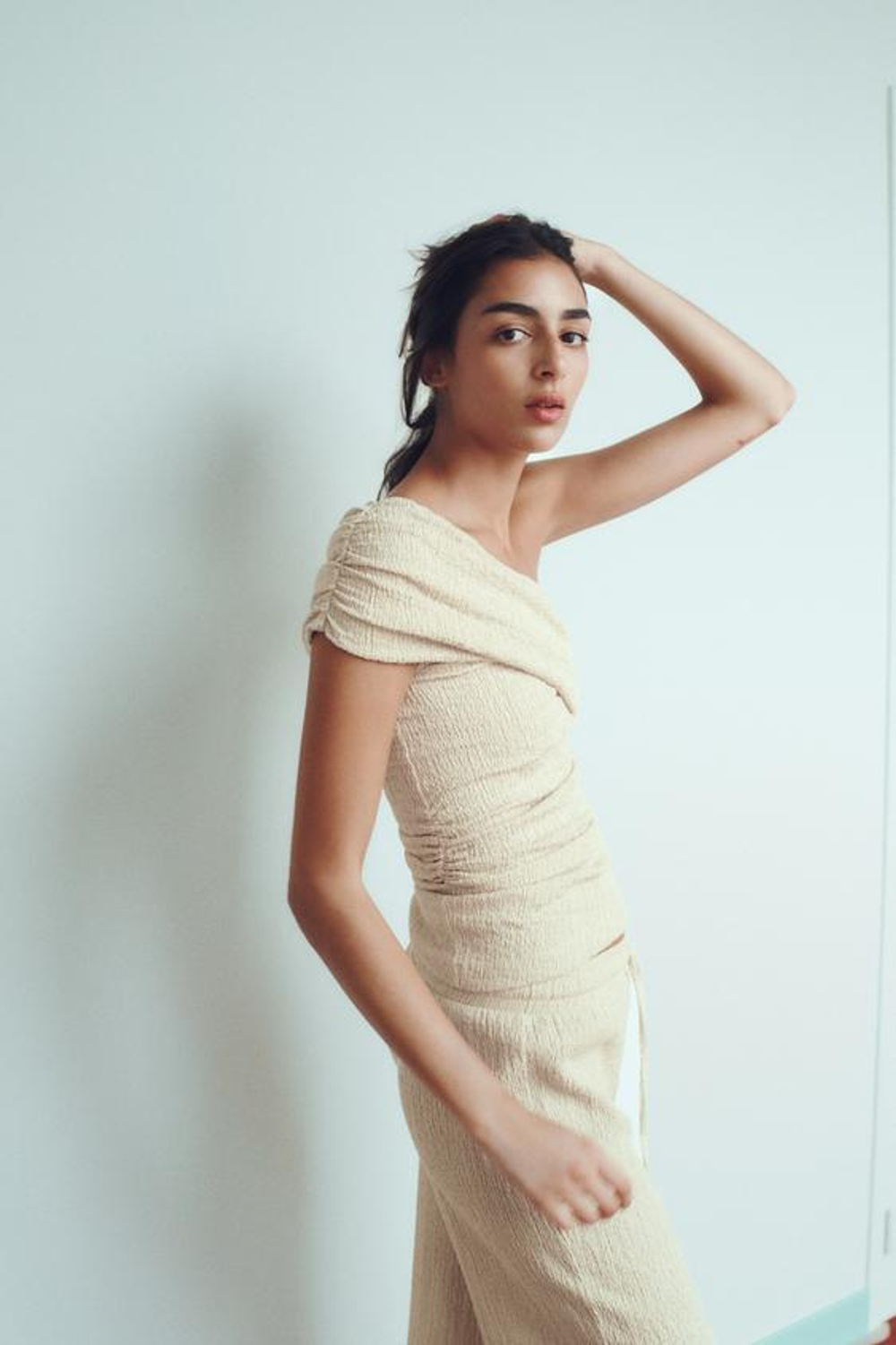 ZARA АСИММЕТРИЧНЫЙ ТОП ИЗ РЕЛЬЕФНОЙ ТКАНИ, БЕЖЕВЫЙ