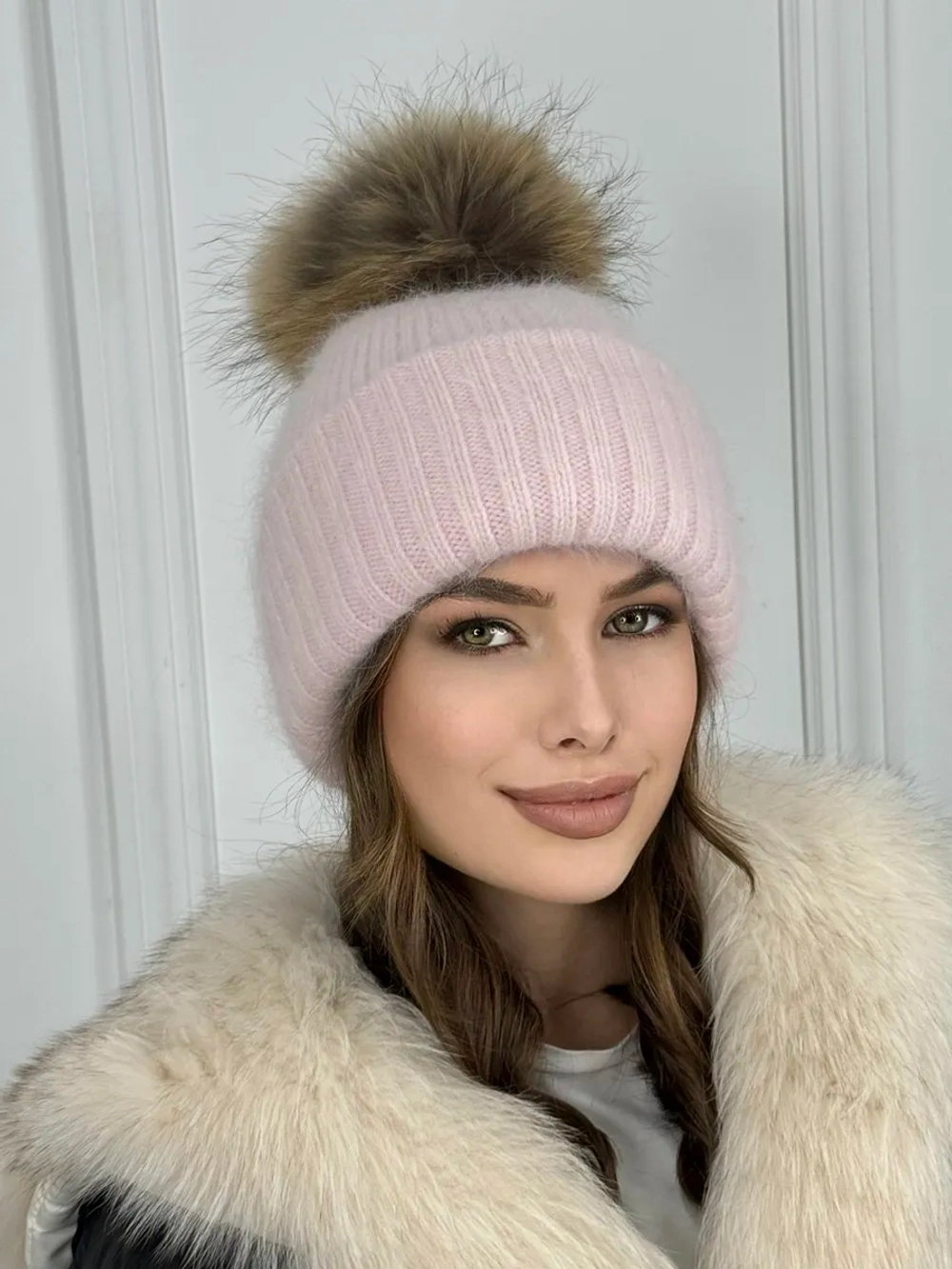 шапка ангора с меховым помпоном зимняя пушистая стильная