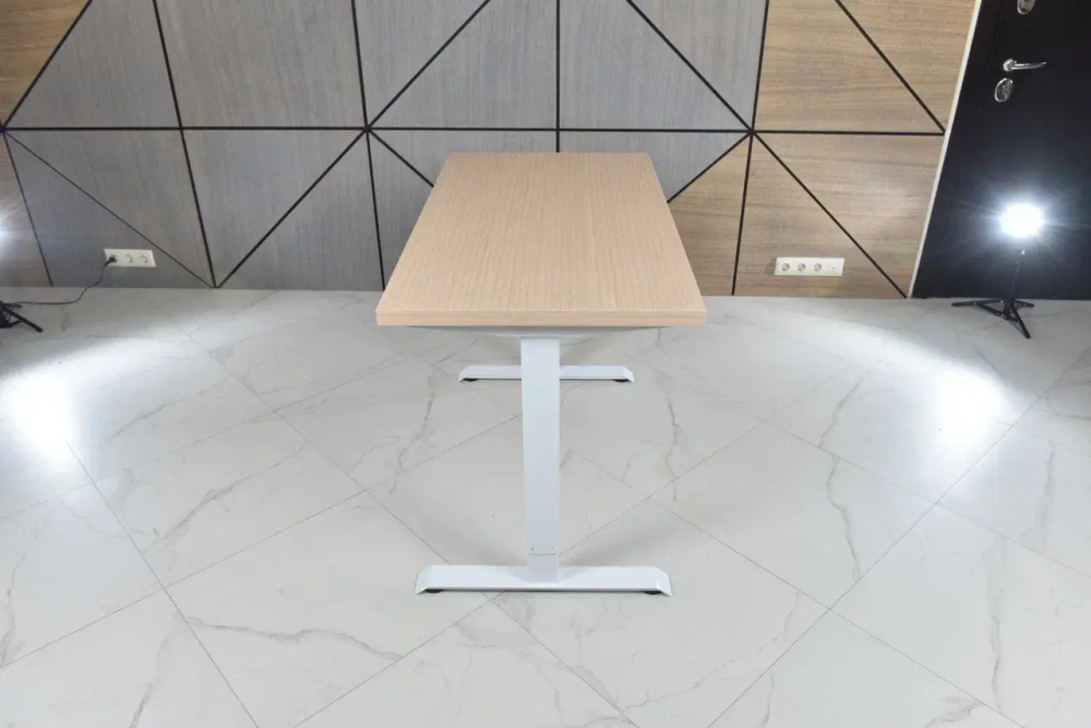 Регулируемый компьютерный стол Bazalt с регулировкой по высоте — столешница МДФ Дуб беленый