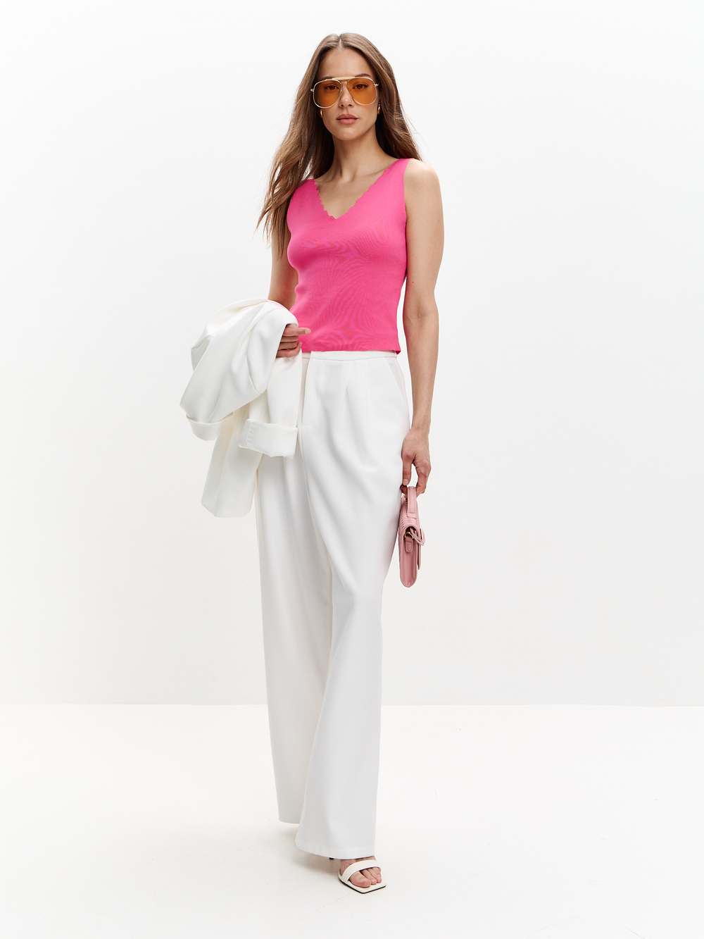 Топ с фигурным вырезом