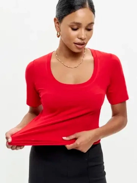 Футболка с глубоким вырезом