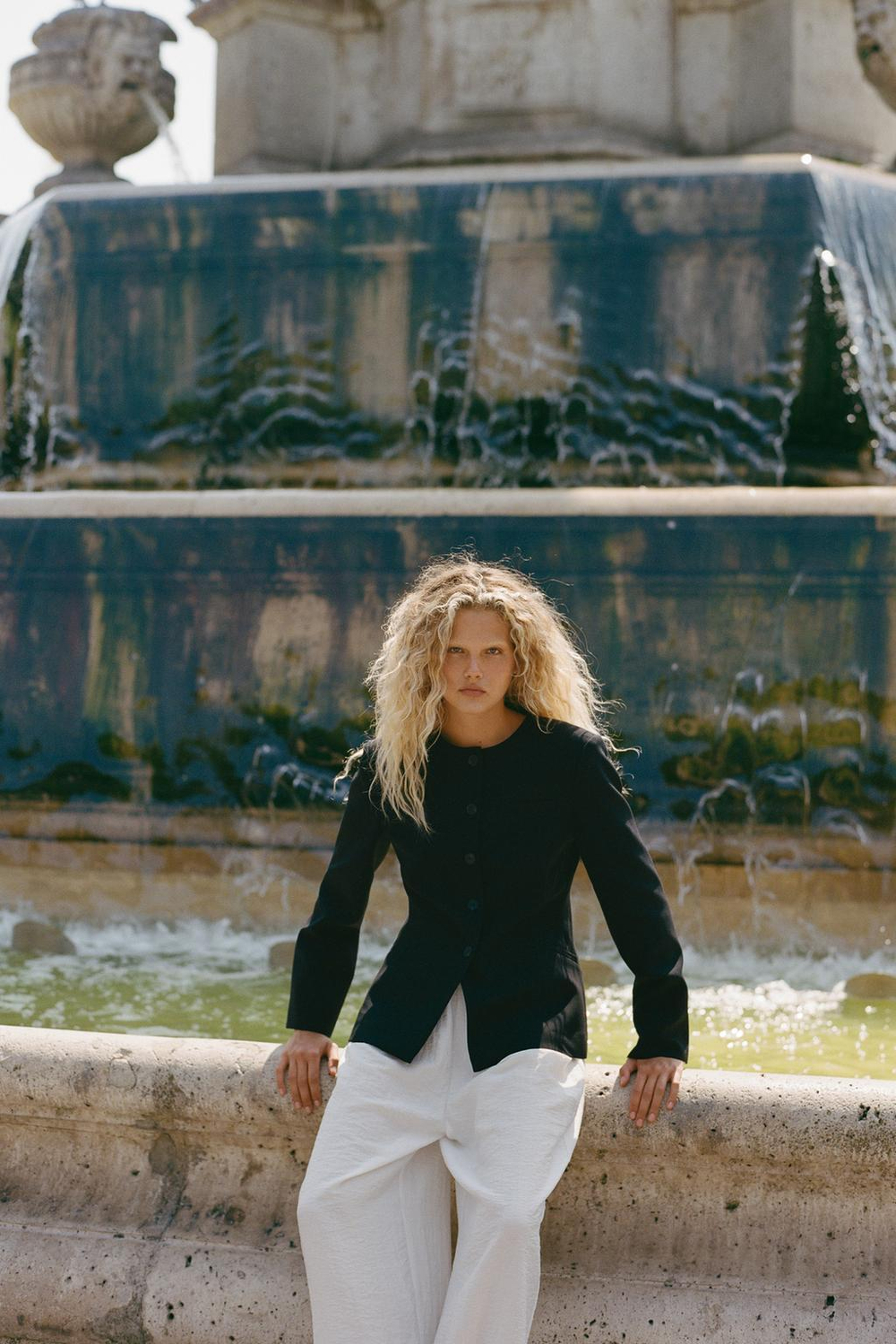 ZARA ПРИТАЛЕННЫЙ БЛЕЙЗЕР С ПОДПЛЕЧНИКАМИ, ЧЕРНЫЙ