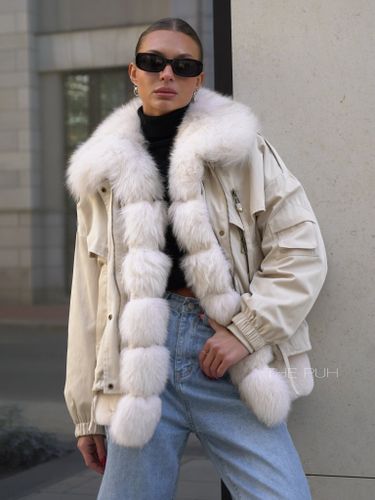 Короткая бежевая парка на пуху с воротником из натурального меха