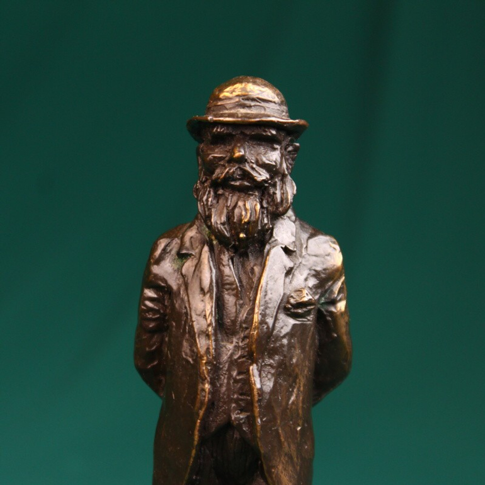 Коллекционная миниатюра «Мужчина в стильном костюме»