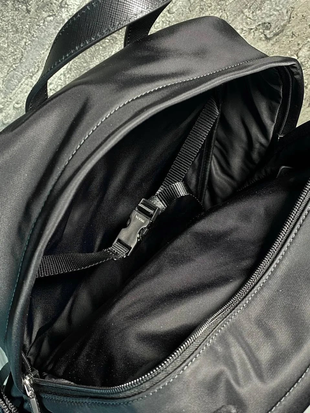Мужской рюкзак Prada (Прада) Re-Nylon с отделкой из кожи Saffiano черный премиум класса