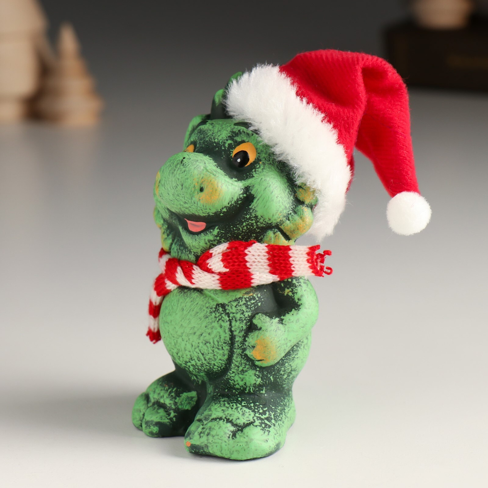 Сувенир керамика "Зелёный глиняный дракон в новогоднем колпаке и шарфе" 5,3х5х10,3 см