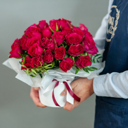 Малиновые кенийские розы в шляпной коробке