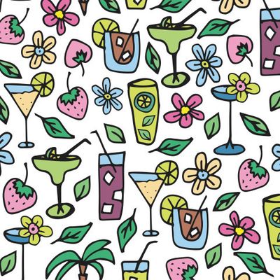 Разноцветные летние напитки и коктейли белый фон