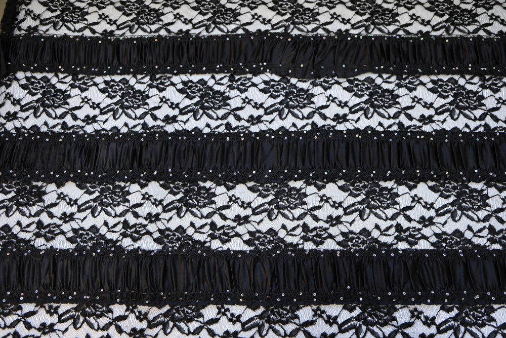 Гипюр атлас пайетки черный