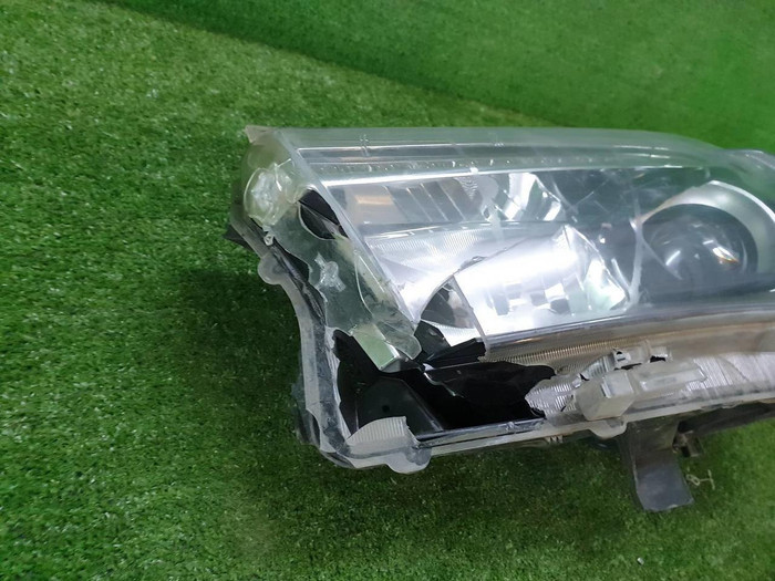 Битая Фара левая Toyota Hilux 8 (2015-2020) LED