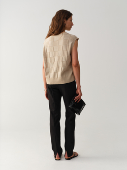 Жилет вязаный