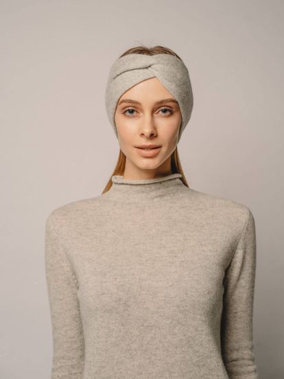 Женская повязка на голову цвета серый меланж из кашемира - фото 5