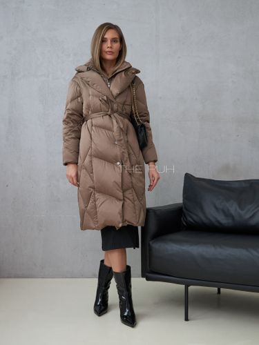 Светло-коричневый длинный пуховик с поясом