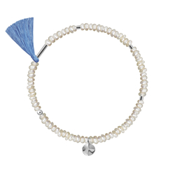 браслет из неровного белого жемчуга с кистью цвета голубой пудры