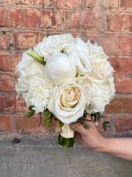 Свадебный букет из пионов, лизиантуса, диантусов и эвкалипта