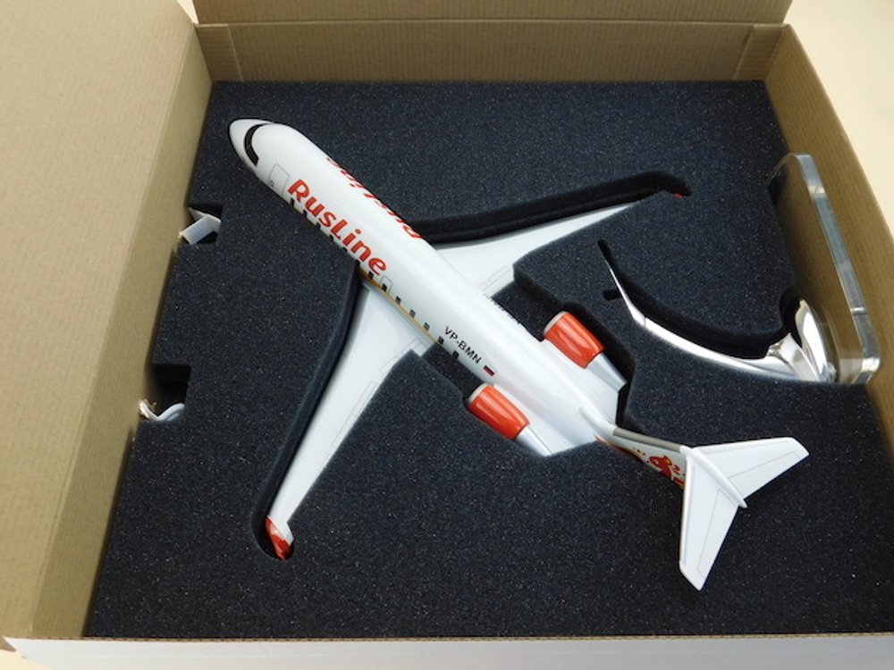 Модель самолета CRJ-200 (М1:72, РусЛайн - white)