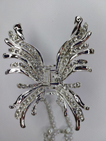 Заколка Краб для волос. Металл. Бабочка со стразами с подвесками. Цвет серебро.