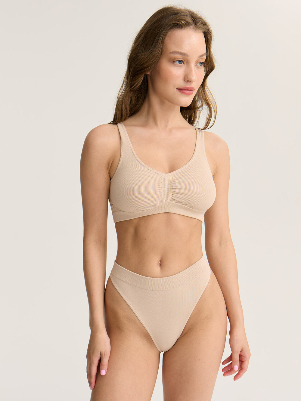 Бесшовные трусы стринги со средней посадкой