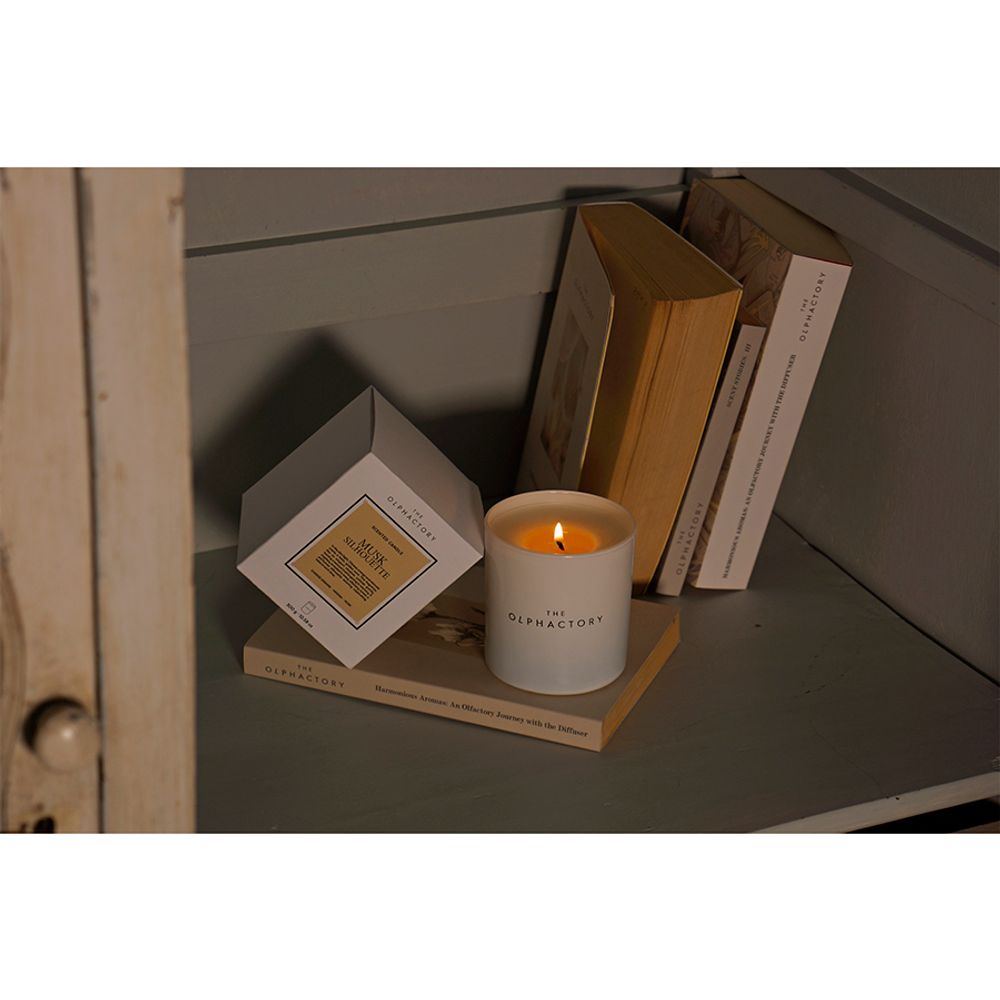 Свеча ароматическая The Olphactory, White Insignia, Musk Silhouette, 60 ч