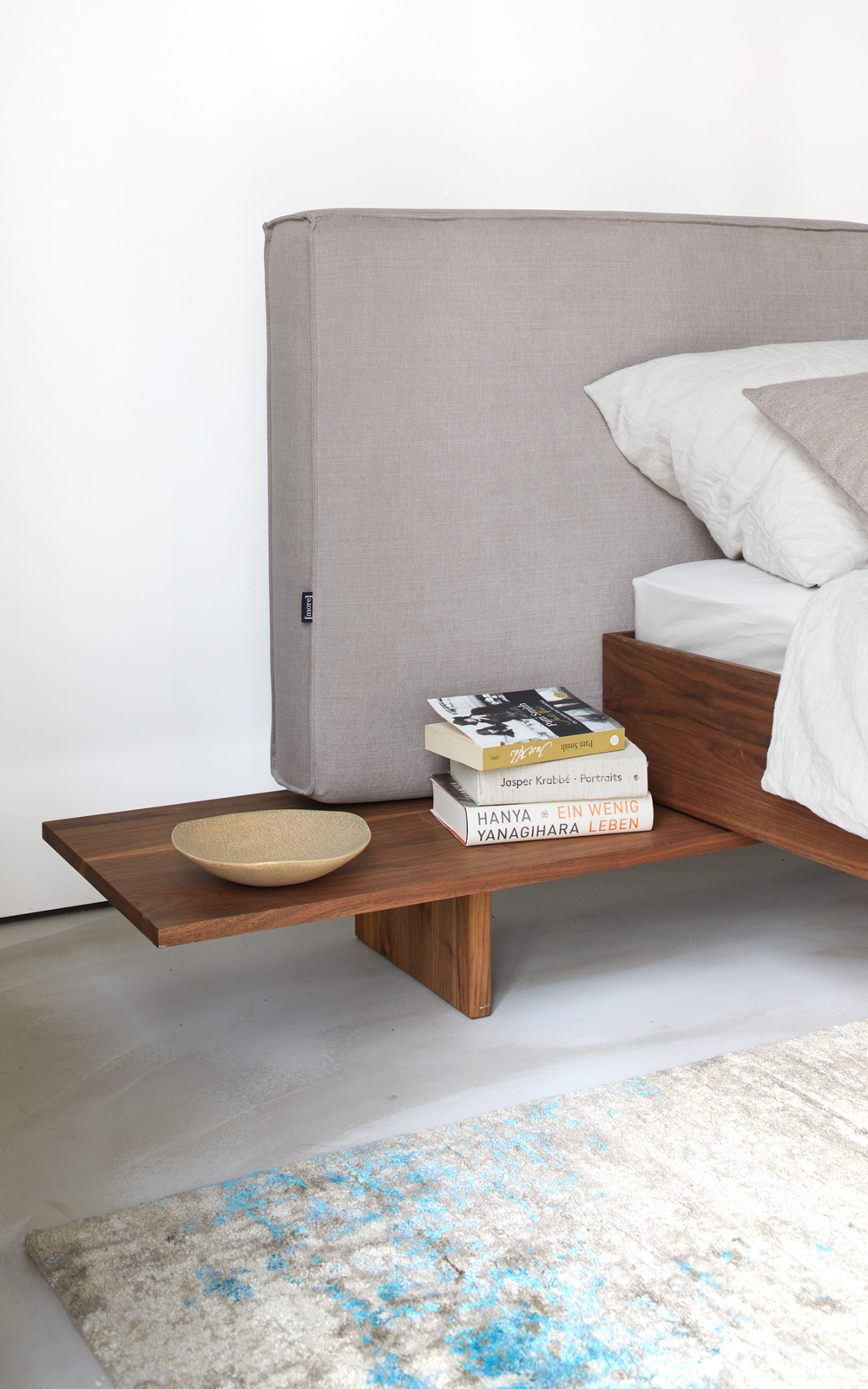 Кровать из массива дерева