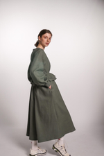 Платье с V-вырезом, поясом-баской и длинным рукавом из крапивы цвета хвои