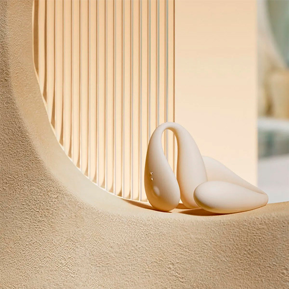 Бежевый вибратор для ношения 8,9см с управлением через приложение BeYourLover Carla VV468A