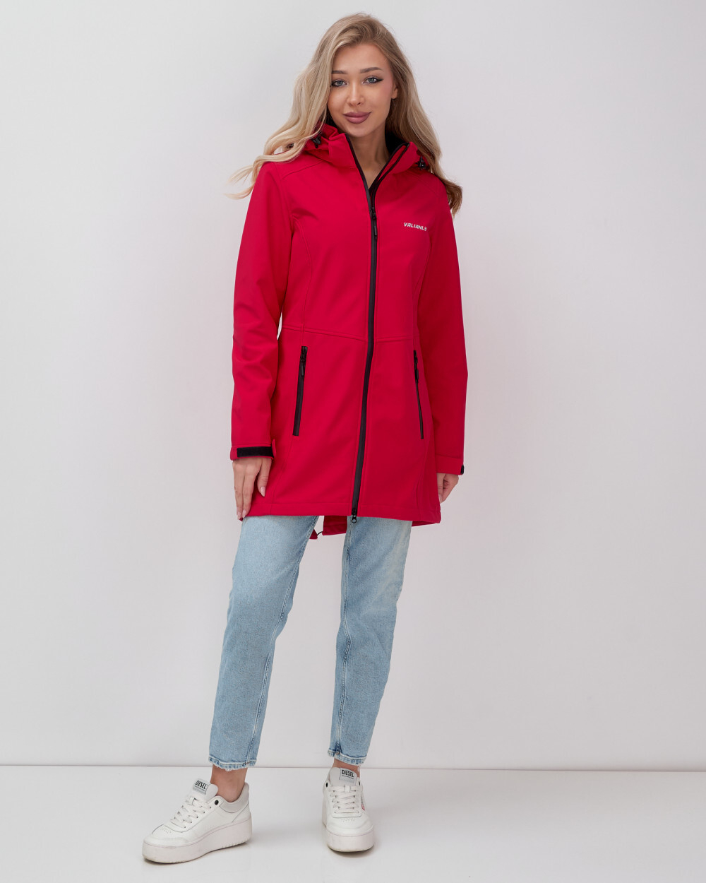 Парка спортивная женская с капюшоном softshell красного цвета 9568Kr