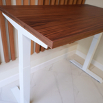 Регулируемый компьютерный стол Motor UP с регулировкой по высоте — столешница МДФ американский орех