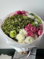 Букет из кустовых пионовивидных роз, гортензии, оксипеталума, хризантемы и диантусов