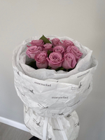 Букет 11 фиолетовых роз в оформлении