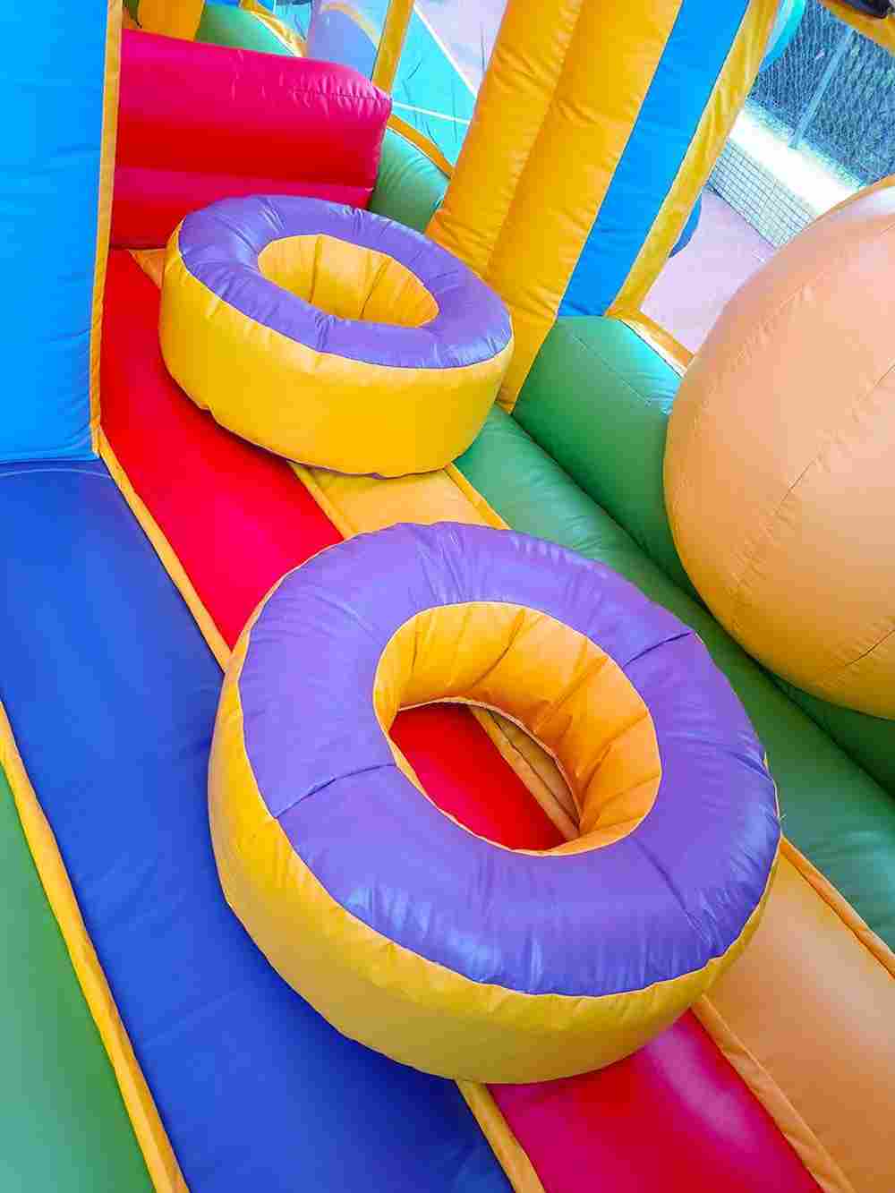 Коммерческий надувной батут «Смайлики» с крышей, размер 12*8*7 м