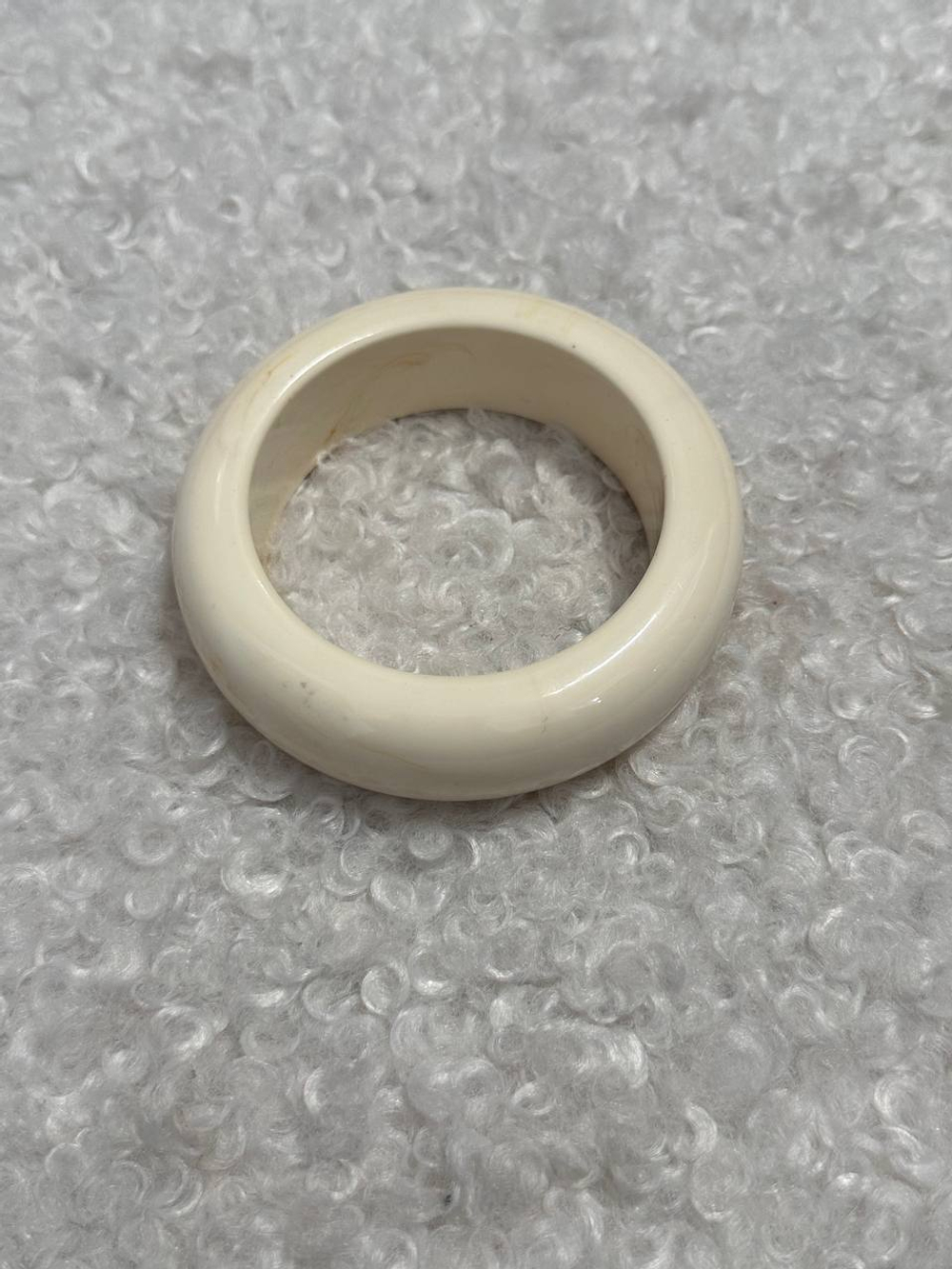 Браслет из смолы круглой формы молочный