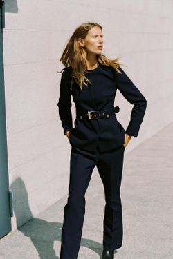 ZARA ПРИТАЛЕННЫЙ БЛЕЙЗЕР С ПОЯСОМ, МОРСКОЙ СИНИЙ