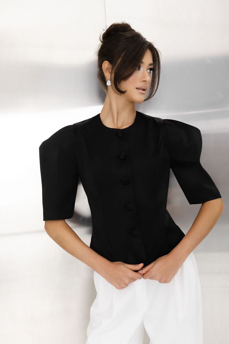 Блуза из атласа на пуговицах черная