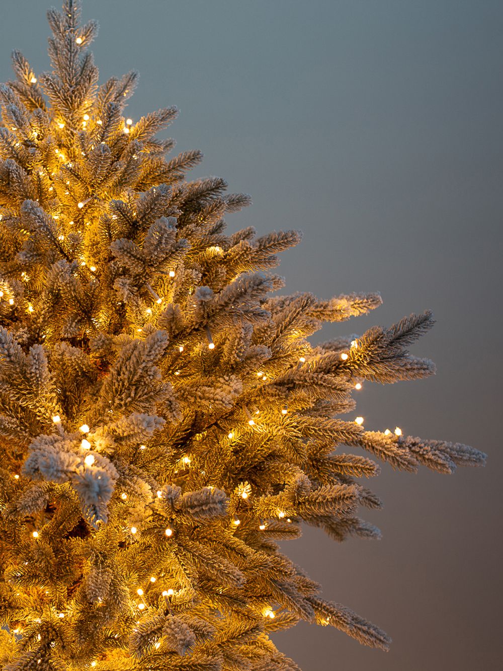 Заснеженная елка на ножке «Торшер» с гирляндой встроенной (Литая хвоя) 210 см / 2,1 м