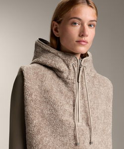 Oysho Жилет из овчины с капюшоном, серо-коричневый меланж