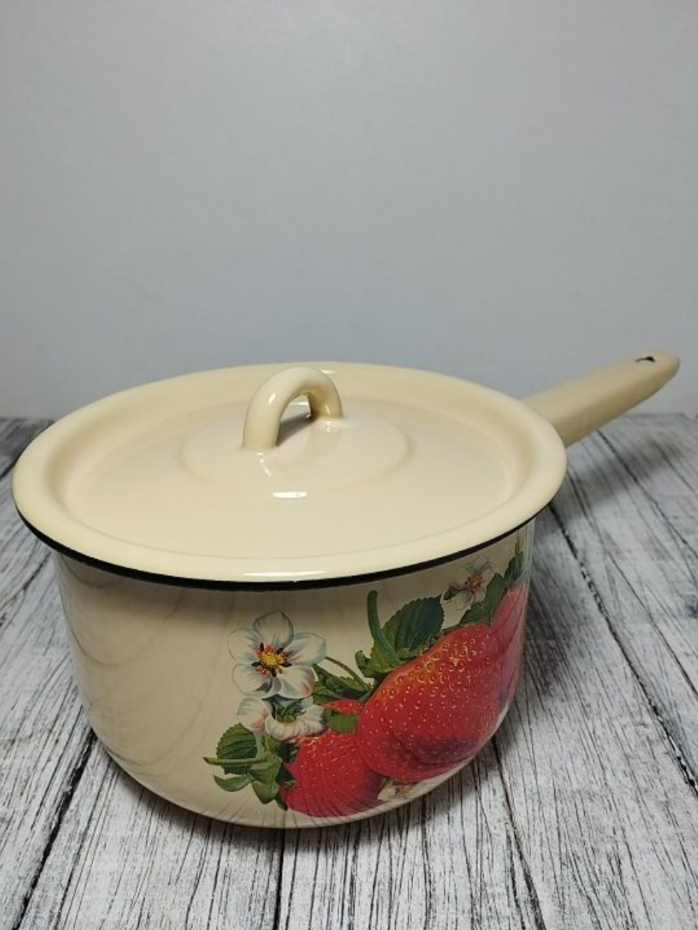 Ковш 1,5л с крышкой с рис Клубника садовая кремовый 1с43с