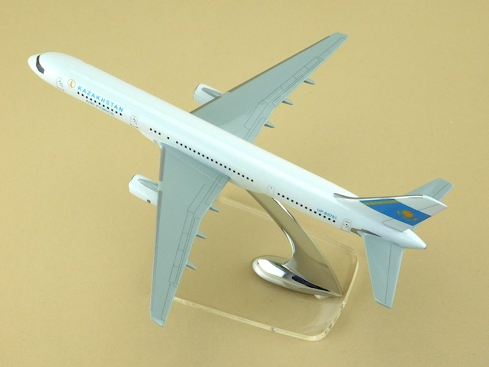 Модель самолета Boeing 757-200 (М1:200, KAZAKHSTAN)