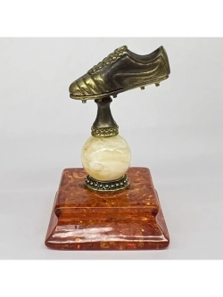 Бронзовая статуэтка на янтаре