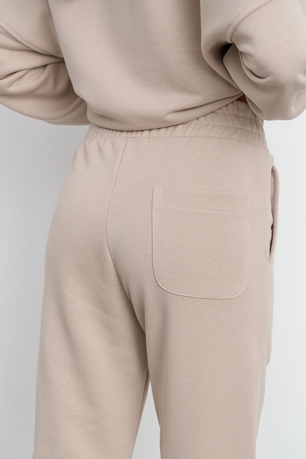 Свободные джоггеры без начеса из премиум футера серо-бежевого цвета